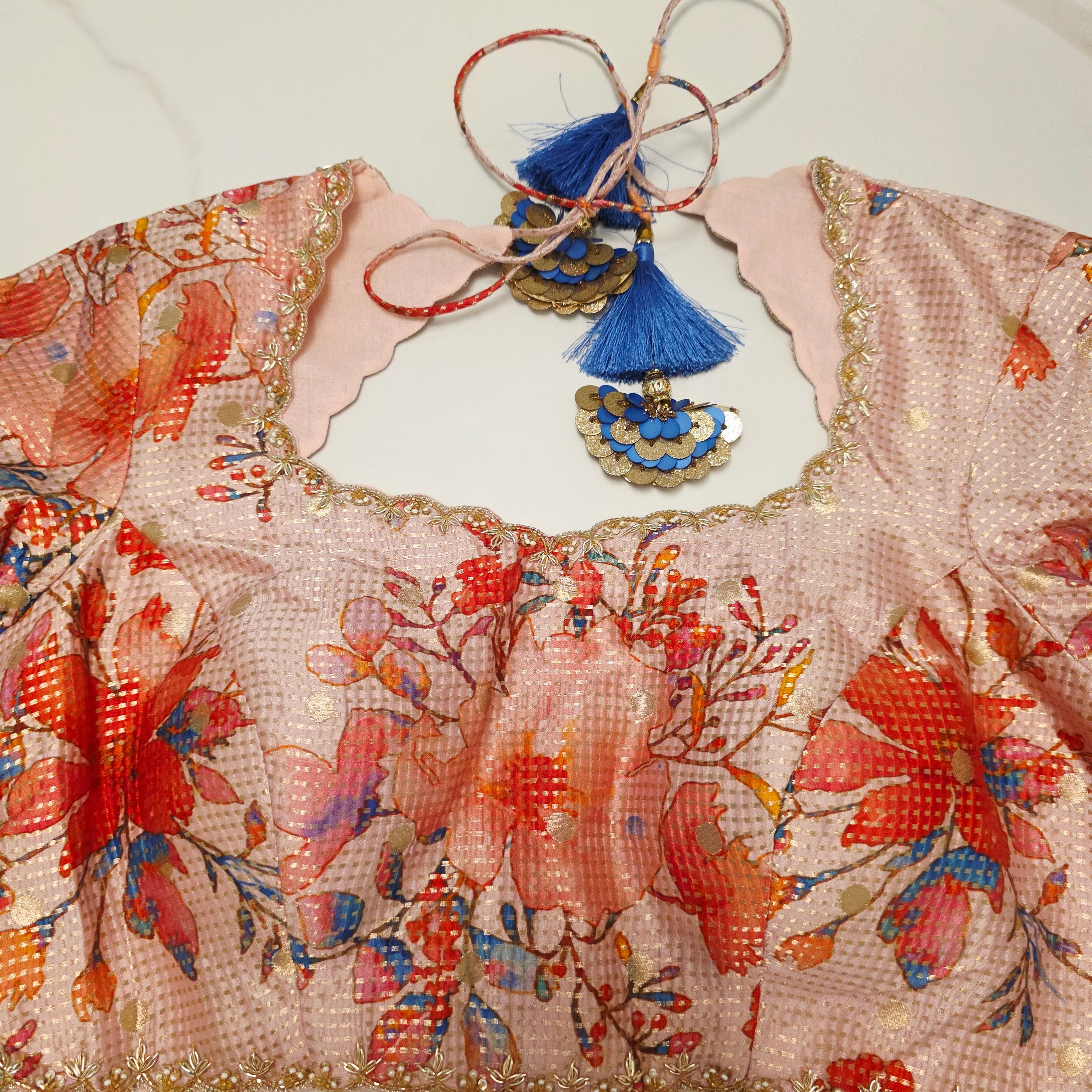 Rote Chanderi Tissue-Streifen-Saree mit geblümter Designer-Bluse