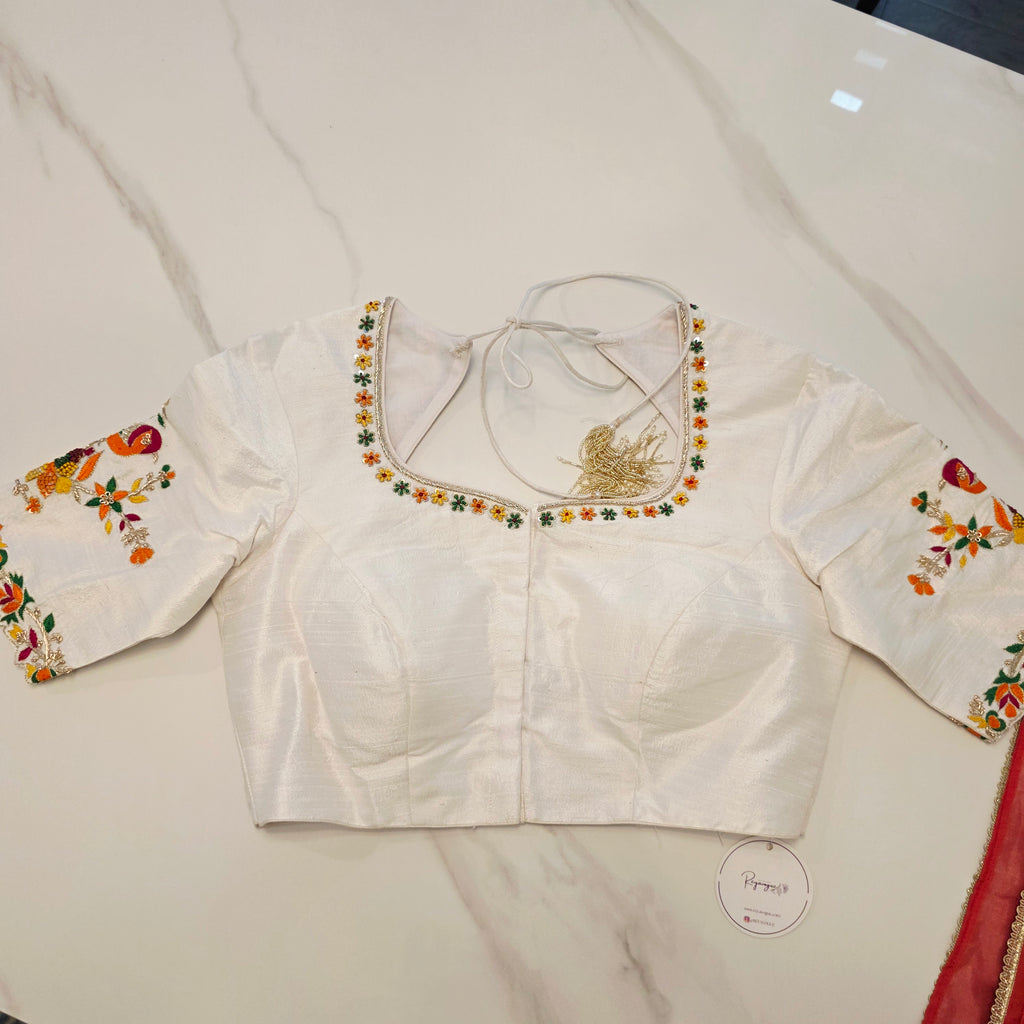 Orangefarbener, fallender Rohseidensari mit Allover-Kalamkari-Muster im Papageien-Thema mit wunderschöner Bluse