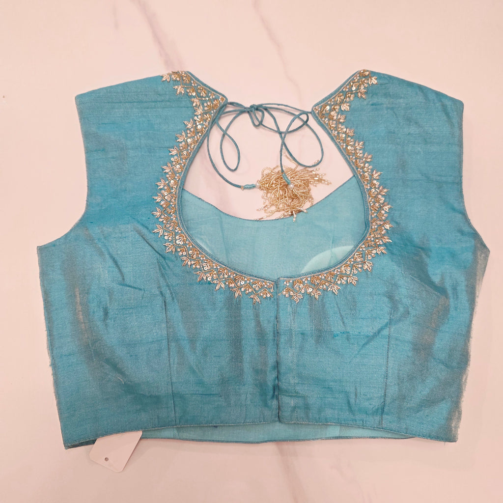 Weiß-blaue Brasso-Saree mit Maggam-Bluse aus Rohseide