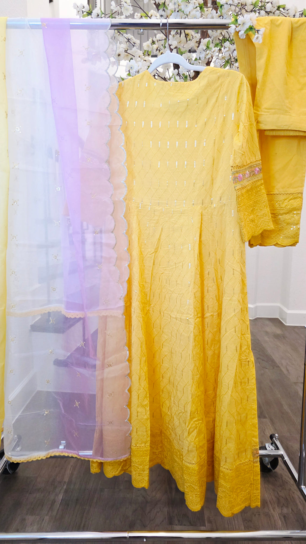 Damen Kurti-Set in Mangogelb mit Pailletten, Hose und 3D gefärbtem Ombré-Dupatta