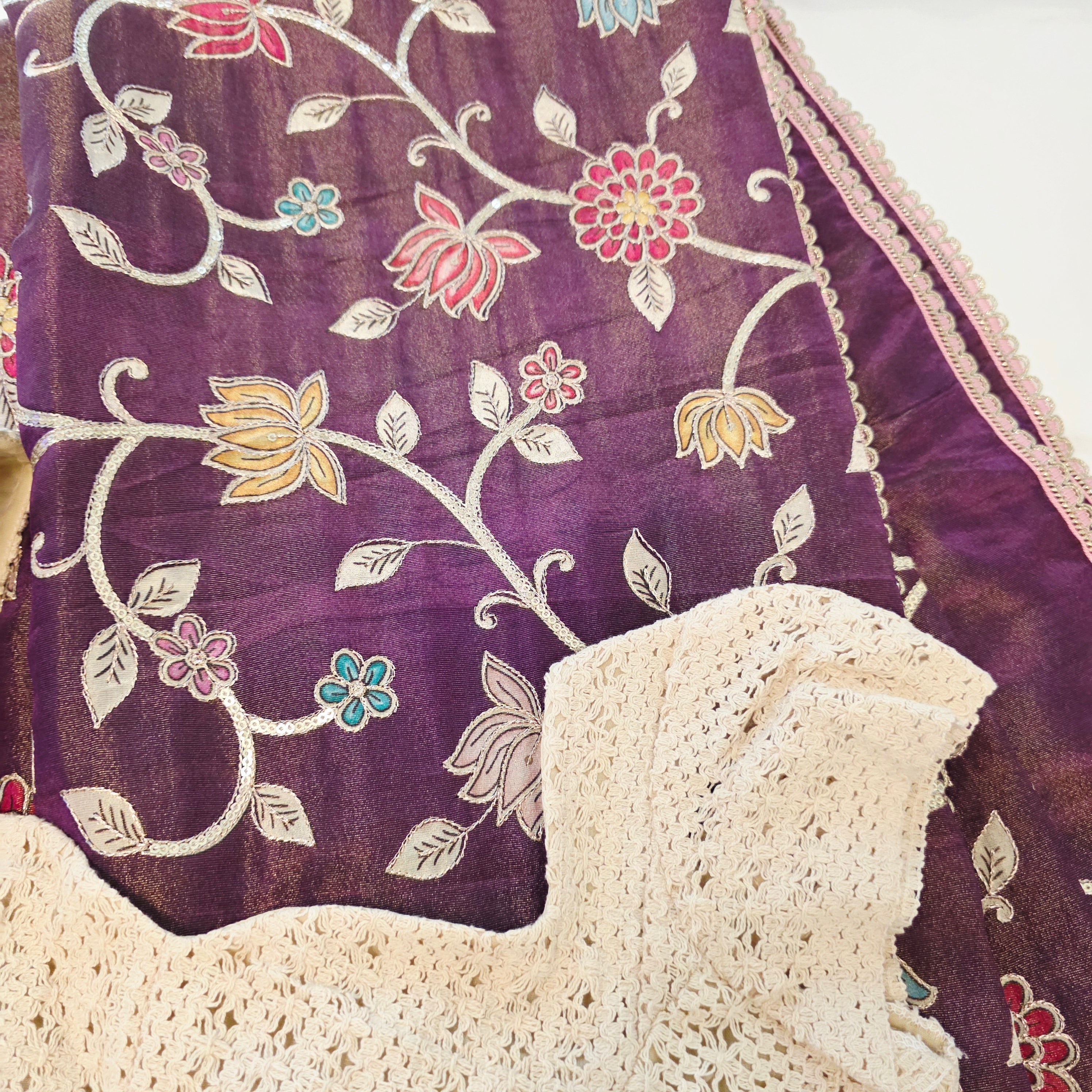 Violet Tissue Kalmkari Applikationsarbeit Saree mit Spitzenbluse