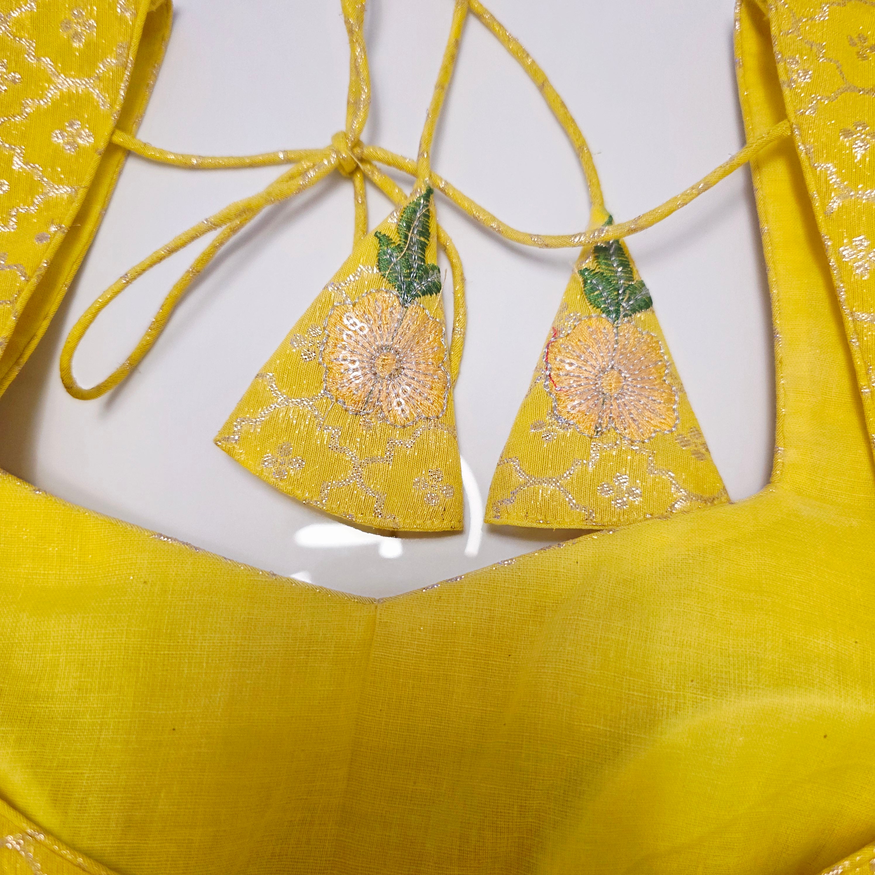 Gelber Saree mit Blumenmuster-Bordüre und gemusterter Bluse