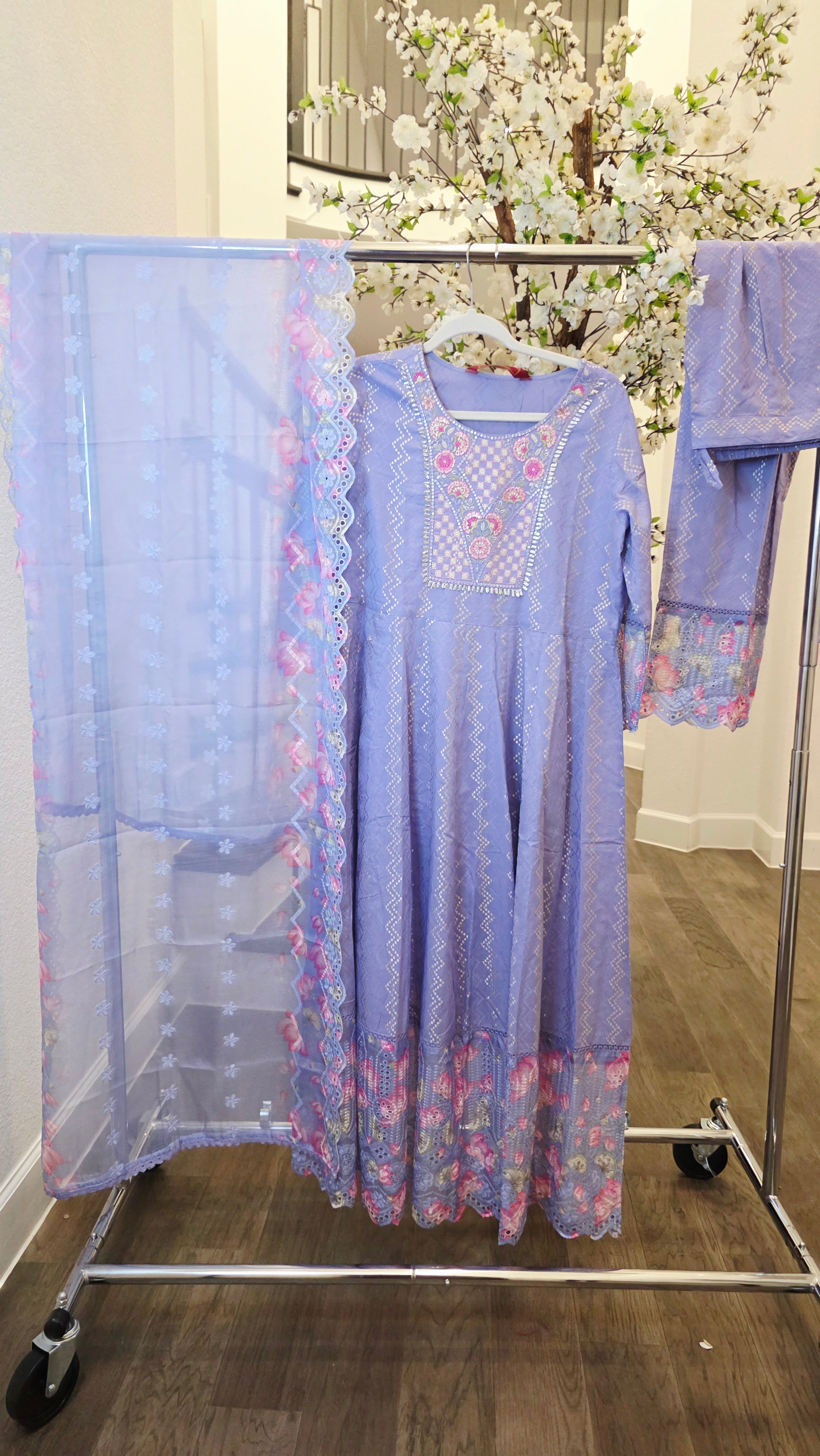 Damen Kurta-Set in bläulich-violetten Pailletten mit floraler Applikationsspitze