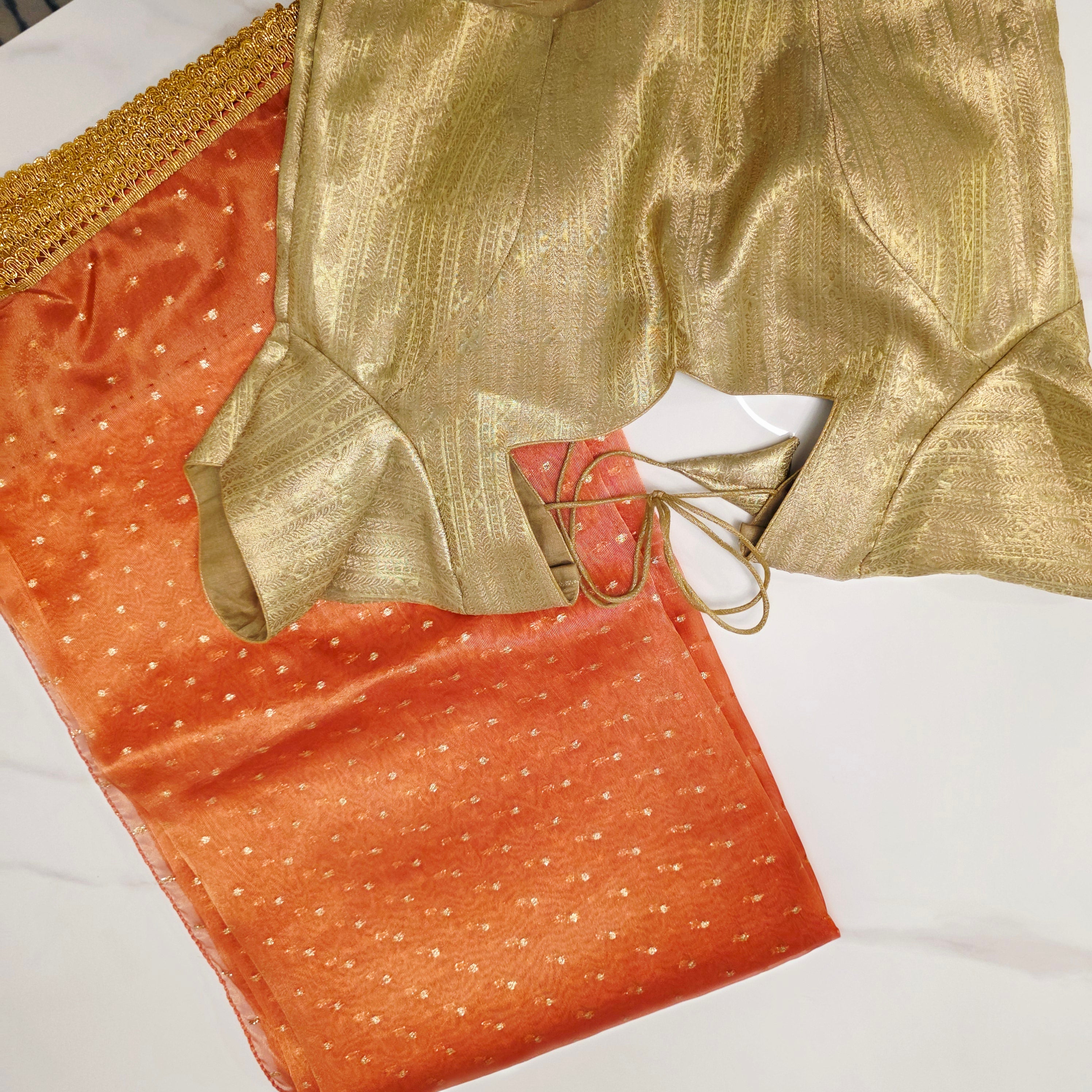 Damen Pink Falling Tissue Saree mit goldener Bluse