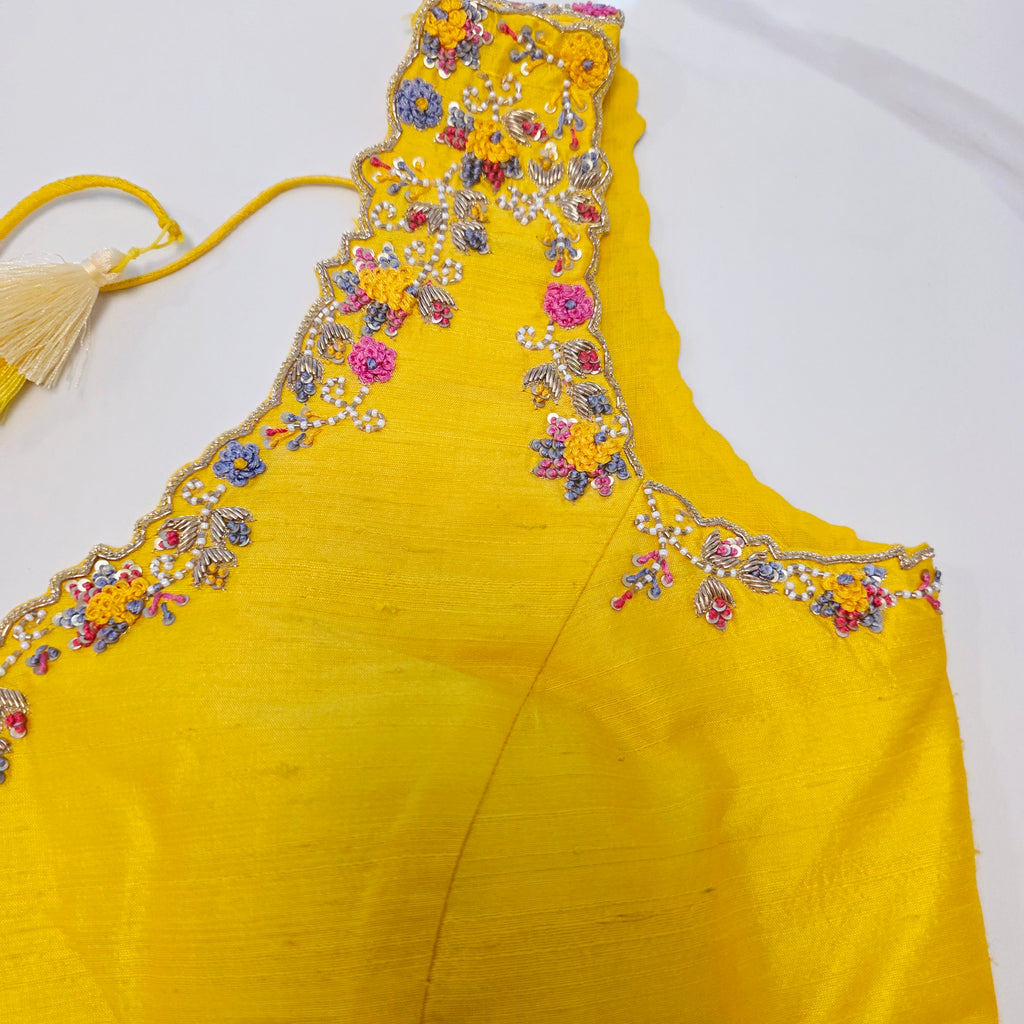 Muslin Jamdani in Gold kombiniert mit einer ärmellosen Bluse aus Rohseide mit Maggam-Stickerei