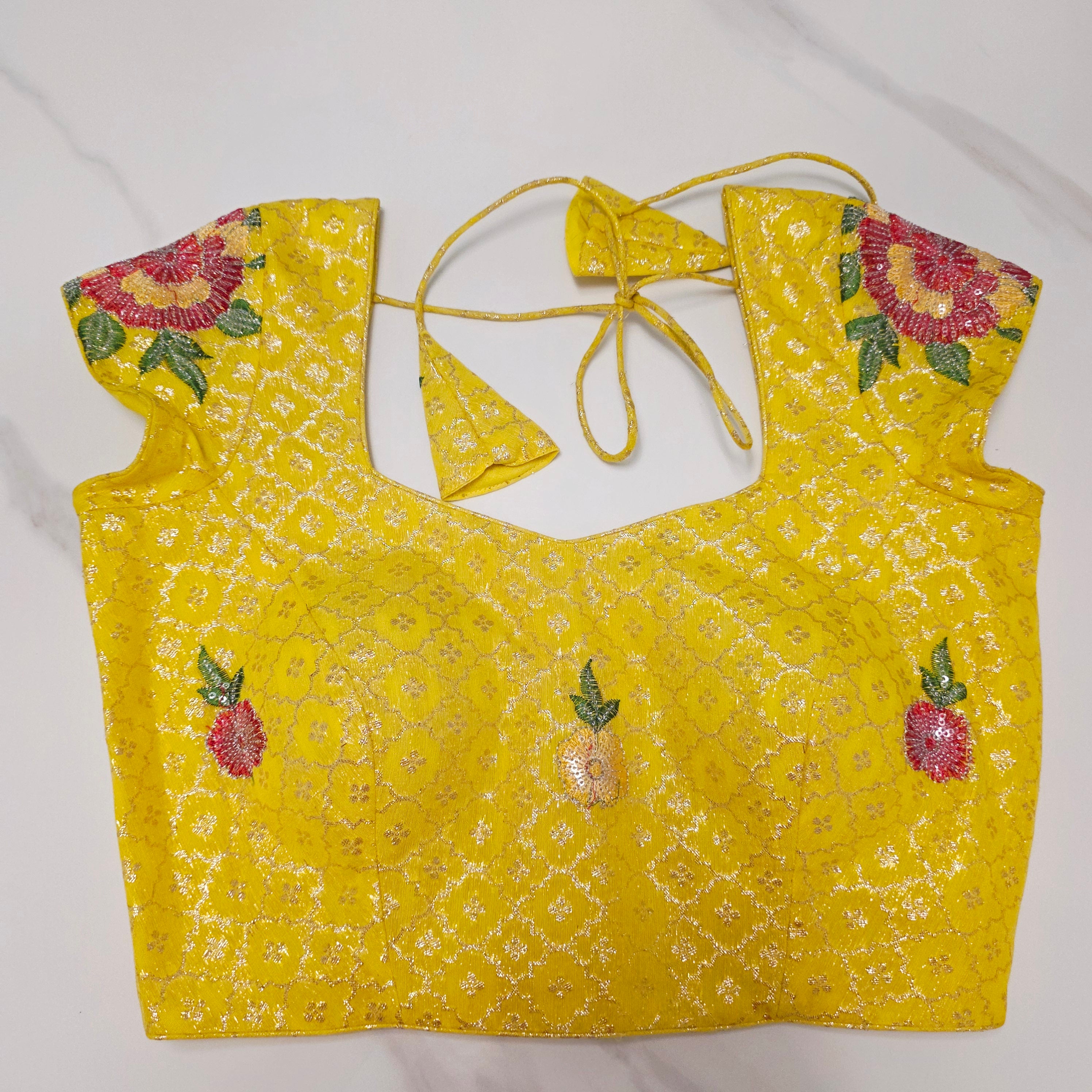 Gelber Saree mit Blumenmuster-Bordüre und gemusterter Bluse