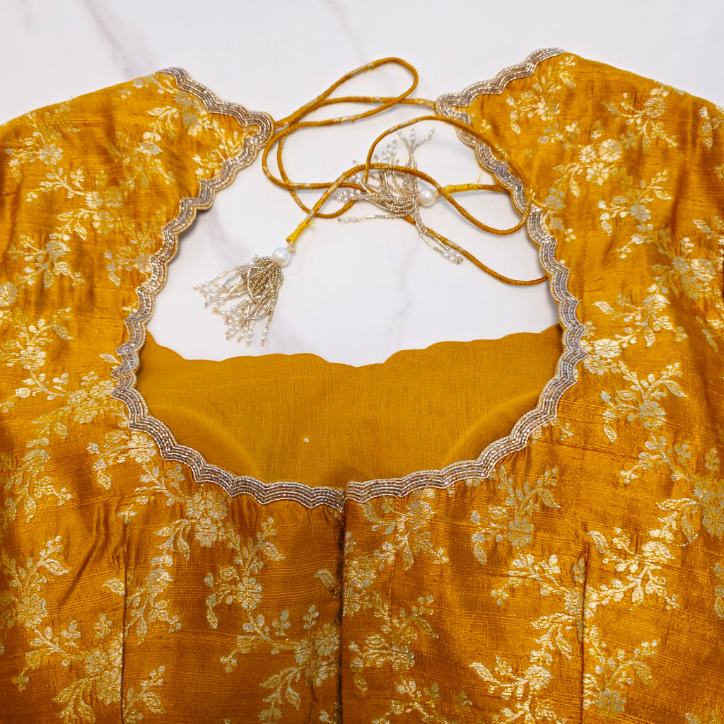 Grüner Musselin Jamdani Sari mit leuchtend gelber Pattu-Bluse