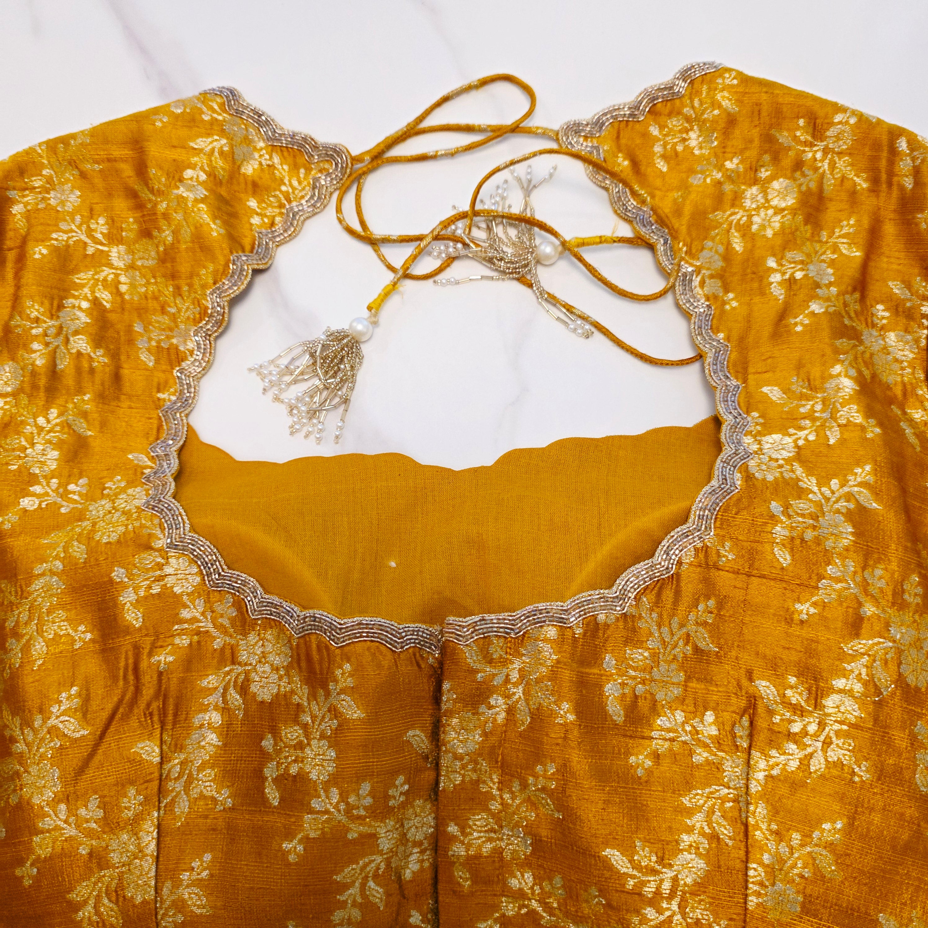 Grüner Musselin Jamdani Sari mit leuchtend gelber Pattu-Bluse