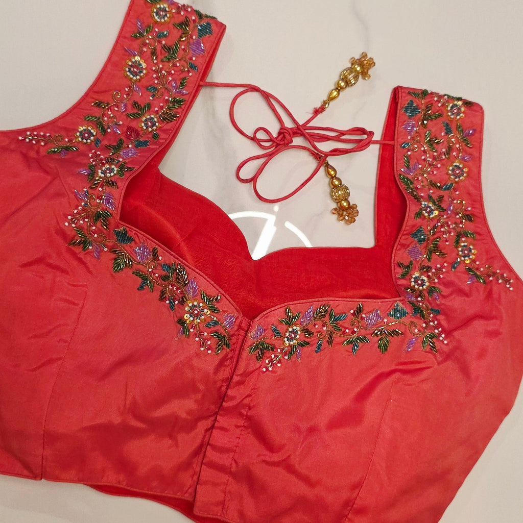 Saree aus Tissue-Georgette in Pfirsich mit Blumenmuster und handbestickter Borte