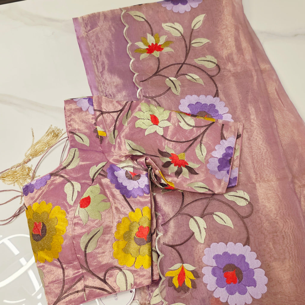 Lila Banaras Tissue-Saree mit Blumenstickerei und Self-Muster-Bluse