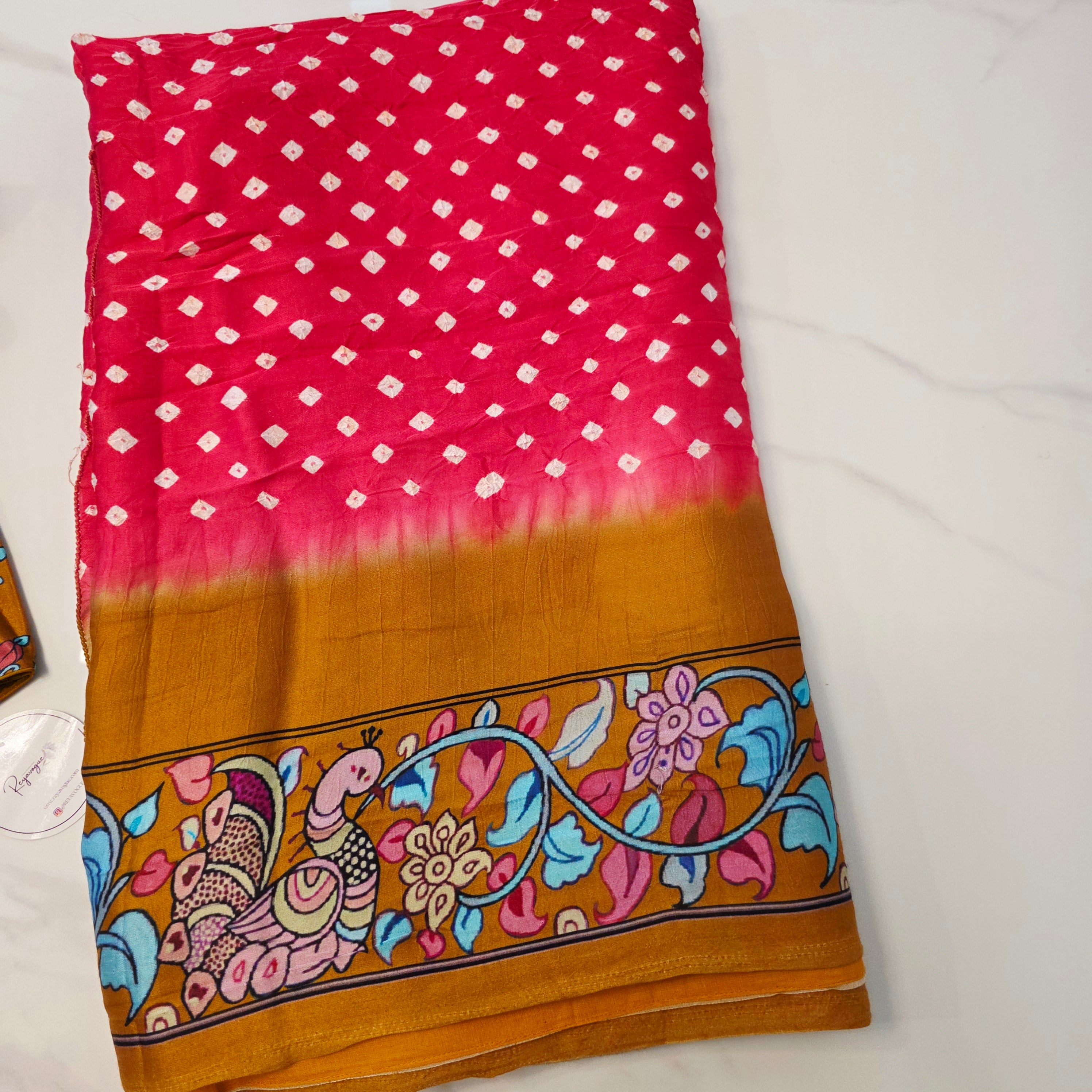 Rot und Senfgelb - Reine, weiche Premium Bandini-Sari mit Kalamkari-Bordüre und trendiger Bluse