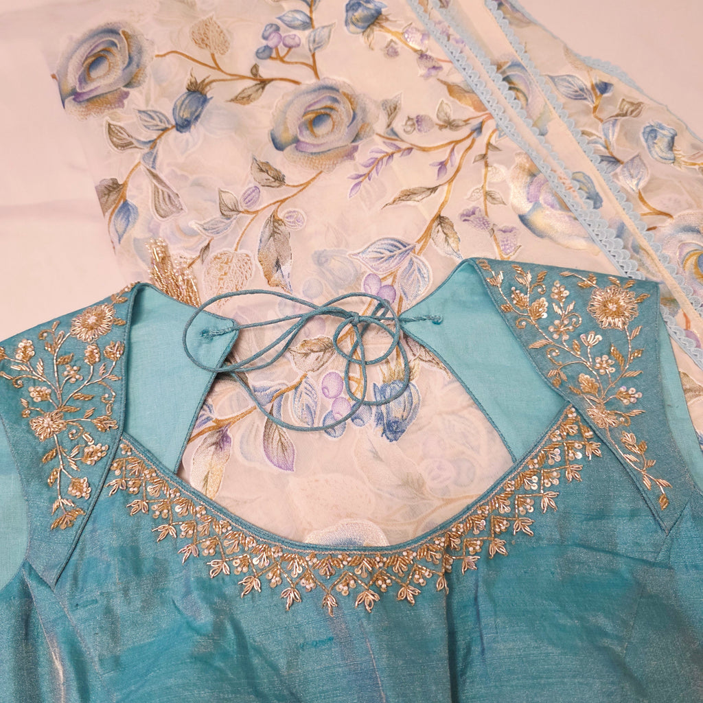 Weiß-blaue Brasso-Saree mit Maggam-Bluse aus Rohseide