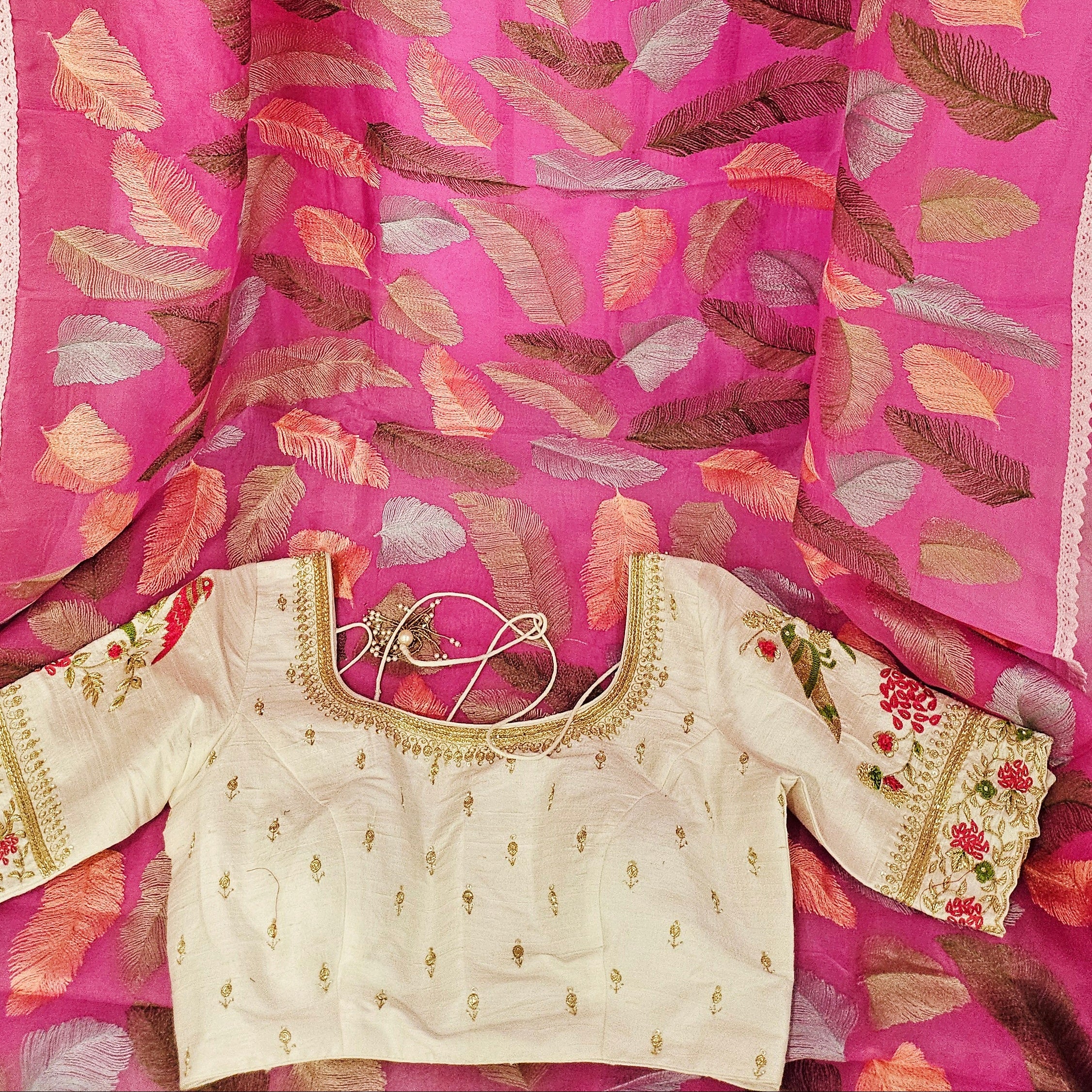 Pinkes Organza-Saree mit Blättern und Designer-Maggam-Arbeitsbluse