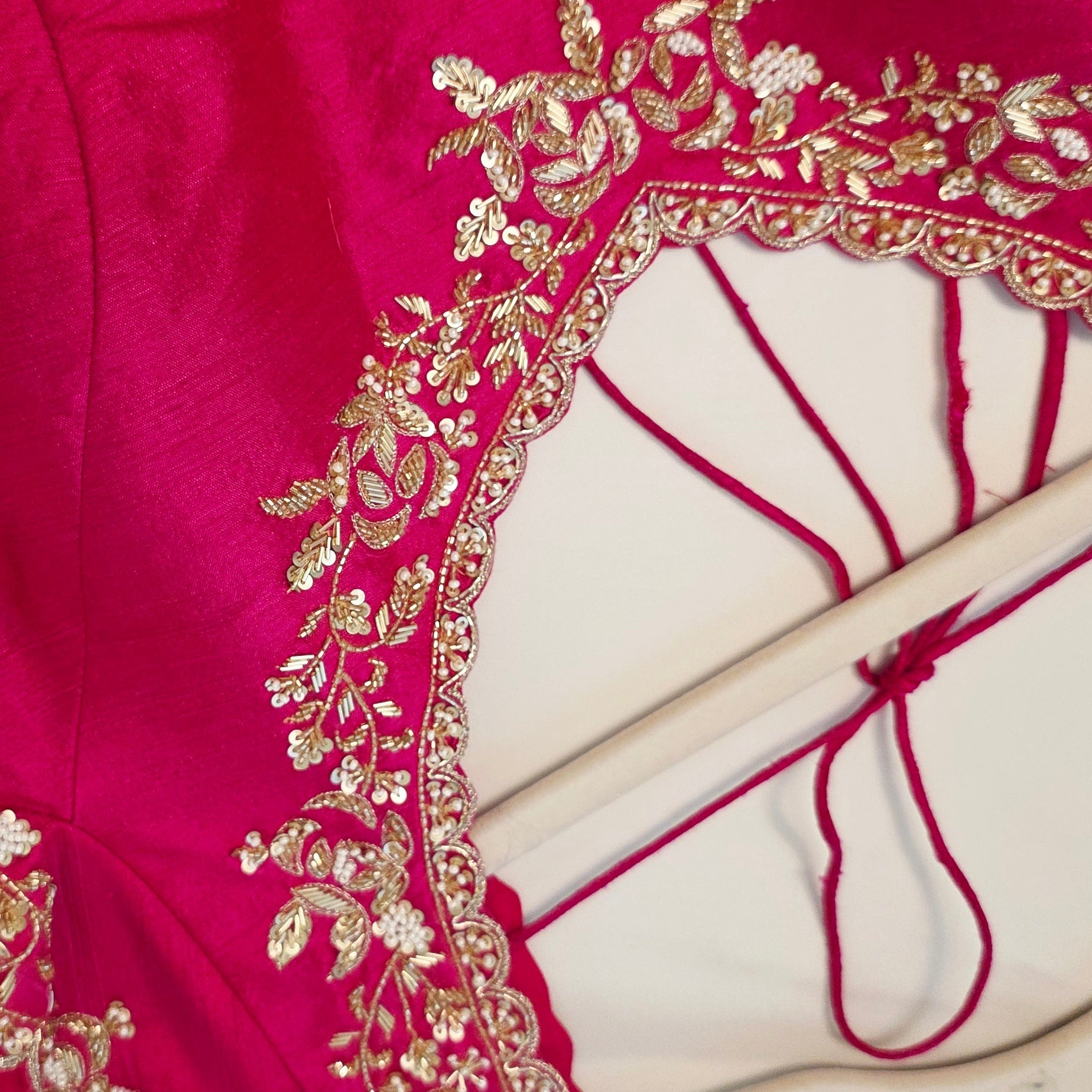 Mehndi grüner floraler Organza-Sari und pinke Bluse