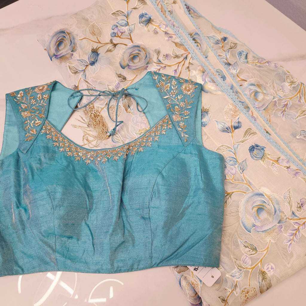 Weiß-blaue Brasso-Saree mit Maggam-Bluse aus Rohseide