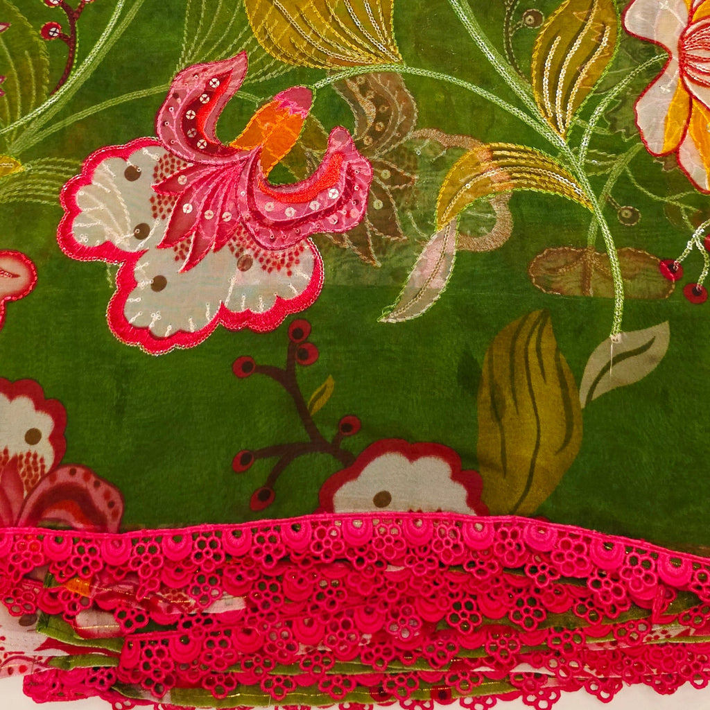 Mehndi grüner floraler Organza-Sari und pinke Bluse